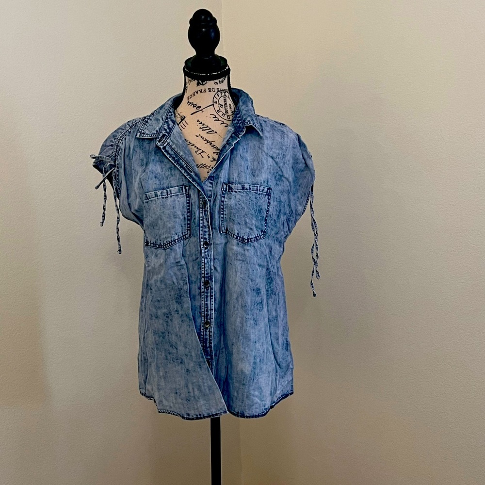 Short sleeve, button up!